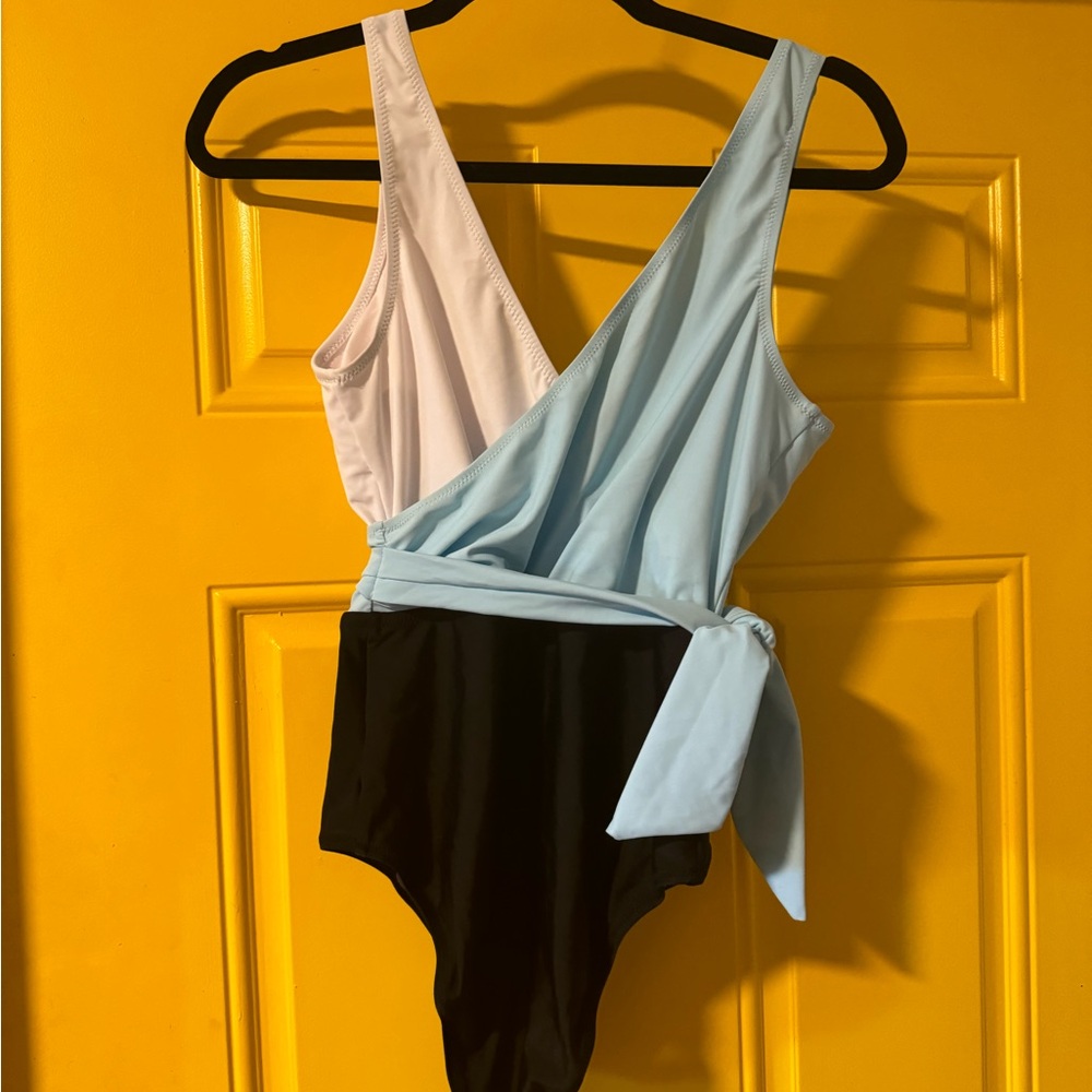 Cupshe one piece bathing suit size small nwt